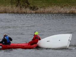 Omgeslagen zeilbootje op de Zuidplas in Den Bosch. Foto: Bart Meesters