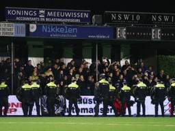 Politie voor het vak met de Osse supporters. (Foto: VI Images)