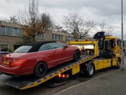 Een Mercedes werd in beslag genomen bij witwasonderzoek in Den Bosch (foto: Politie)