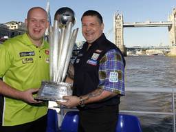 Michael van Gerwen en Gary Anderson met de beker (foto: Lawrence Lustig/PDC)