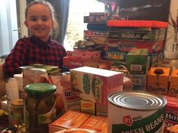 Jasmijn (9) maakt kerstpakketten voor arme gezinnen