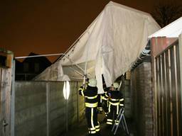 De tent landde op vier schuurtjes. (Foto: Erik Haverhals/FPMB)