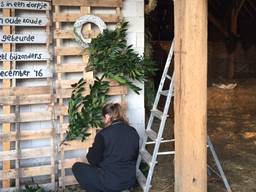 Oude koeienstal in kerstsferen gebracht