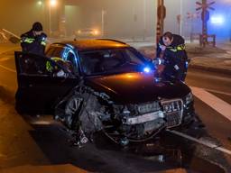 De politie onderzocht de auto. (Foto: Jules Vorselaars/JV-Media)