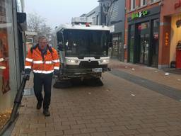 Wim maakt de straten schoon (Foto: Dirk Verhoeven)