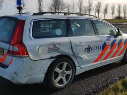 Automobilist ramt drie politieauto's op A4  