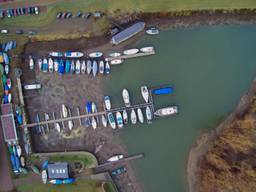 De situatie in Grave vanuit de lucht. (Foto: DroneflightsNL)