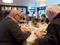 Leerlingen Fioretti College in Veghel maakten een heerlijke kerstlunch voor alleenstaande ouderen