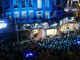 Drukte op de Grote Markt in Breda bij het Glazen Huis in 2016. (Foto: Marcel van Dorst)