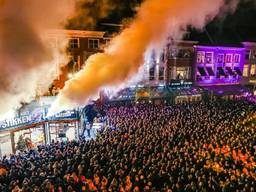 Grote Markt staat vol met mensen bij het Glazen Huis. Foto: Twitter / Ben Houdijk