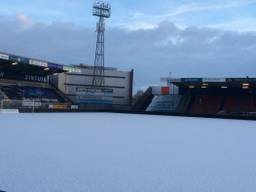 Het besneeuwde hoofdveld van De Vliert (foto: FC Den Bosch).