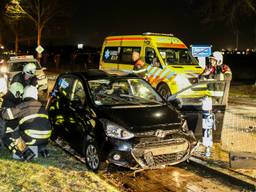 De automobilist werd door de brandweer bevrijd. (Foto: Mathijs Bertens/Stuve Fotografie)