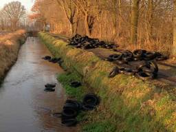 De gedumpte autobanden. (Archieffoto: Politie Gemert-Bakel)