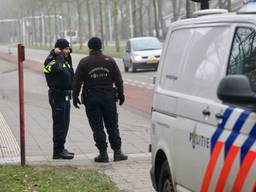 Massale zoektocht naar inbreker in omgeving Bartokstraat in Tilburg (Foto: Jeroen Stuve)