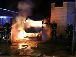 Het busje stond tussen het huis en het gebouw van Zorgpunt. (Foto: Erik Haverhals/FPMB)