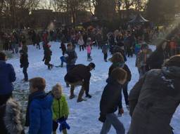 Geen sneeuw, maar wel een sneeuwballengevecht in Breda 