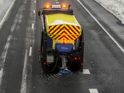 Strooien tegen de gladheid. (archieffoto)