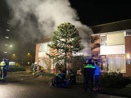 Man zwaait met messen bij woningbrand in Breda, hond overleden