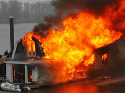 Woonboot afgebrand in Lith  