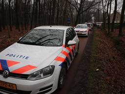 De politie kamde samen Belgische collega's het bos uit. (Foto: Christian Traets/SQ Vision)