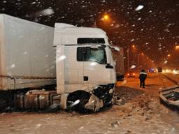 Een vrachtwagen gleed tegen de vangrail op de A59 bij Waalwijk. (Foto: FPMB / Marvin Doreleijers)