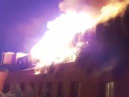 De vlammen uit het restaurant boven de kamer van Corné en Sissy.