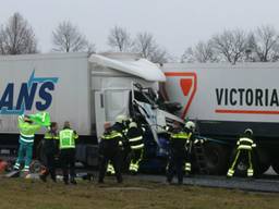Een chauffeur raakte bij het ongeluk op de A50 bekneld in de cabine. (Foto: SQ Vision)