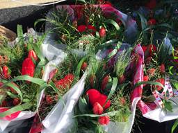 Bart van Roosmalen van bloemsierkunst Marimba in Boxtel verrast zijn vrouw met een boeket