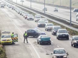 Het ongeluk zorgde voor nog meer file. (foto: Alexander Vingerhoeds/Obscura Foto)