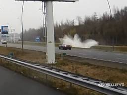 De auto belandde in de sloot na het bizarre ongeluk (Beeld: Bureau Brabant)
