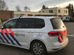 De woning wordt doorzocht 