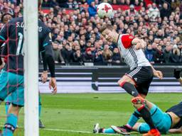 Feyenoorder Van der Heijden kopt de 2-1 binnen tegen PSV. (Foto: ANP)