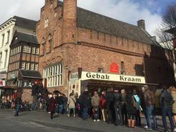 Mensen staan in de rij voor de gratis Jeroen Bosch-spullen. (Foto: Martijn de Bie)