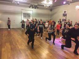 Choreograaf Eddie Morales geeft dansworkshop