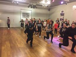 Choreograaf Eddie Morales geeft dansworkshop