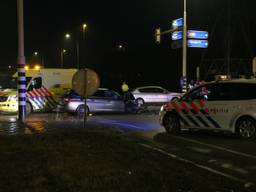 De bestuurder van de auto is nagekeken in een ambulance. (Foto: SK Media)