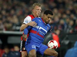 Darryl Lachman in duel met Dirk Kuyt (foto: VI Images)