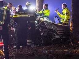 De man moest uit zijn auto worden bevrijd. (Foto: Rob Engelaar)