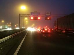 Rode kruizen boven de weg. (foto: Edwin van den Ouweland)