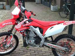 Dit is de gestolen crossmotor. (foto: Jesse Cranen)