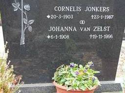 De grafsteen van opa en oma Jonkers, voor ruiming van het graf