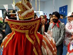 Vluchtelingen leren in Roosendaal wat carnaval is