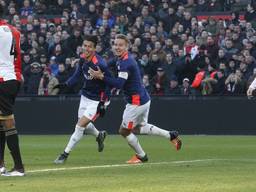 Vreugde bij PSV na een goal tegen Feyenoord in De Kuip (foto: VI Images).