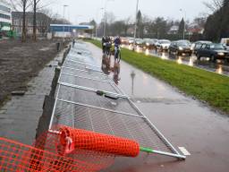 Bij de Avans Hogeschool in Breda zijn de hekken omgewaaid (foto: Erald van der Aa).