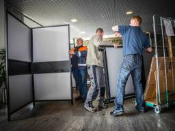 Een stemlokaal in Eindhoven wordt opgebouwd. (Foto: Rob Engelaar/Infocus Mediaproducties)