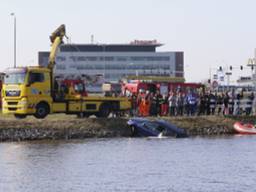 Vrouw in auto uit Màximakanaal gered. (foto: Bart Meesters/Meesters Multimedia)