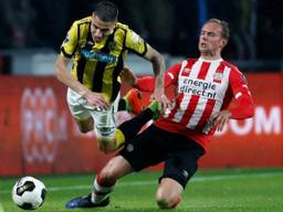 Siem de Jong (PSV) in duel met Kevin Diks van Vitesse. (Foto: VI Images)