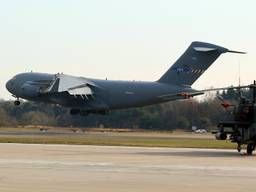 De C17 met de Chinooks landt. (Foto: John Kuijsters)