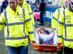 De trieste aftocht van Dico Koppers tijdens de wedstrijd tegen PEC Zwolle (foto: VI Images).
