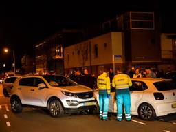 Ook een geparkeerde auto werd geraakt. (Foto: Jack Brekelmans)